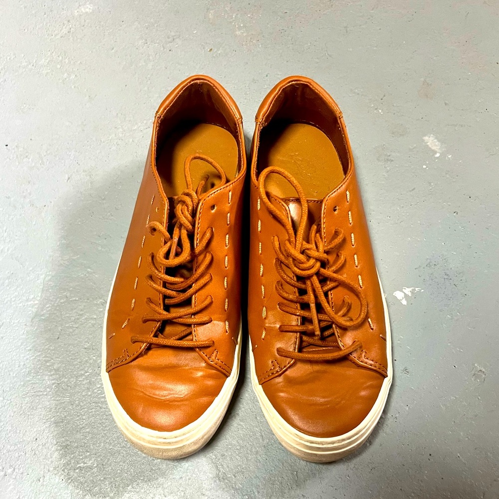 Camel brown lace up tennis shoes